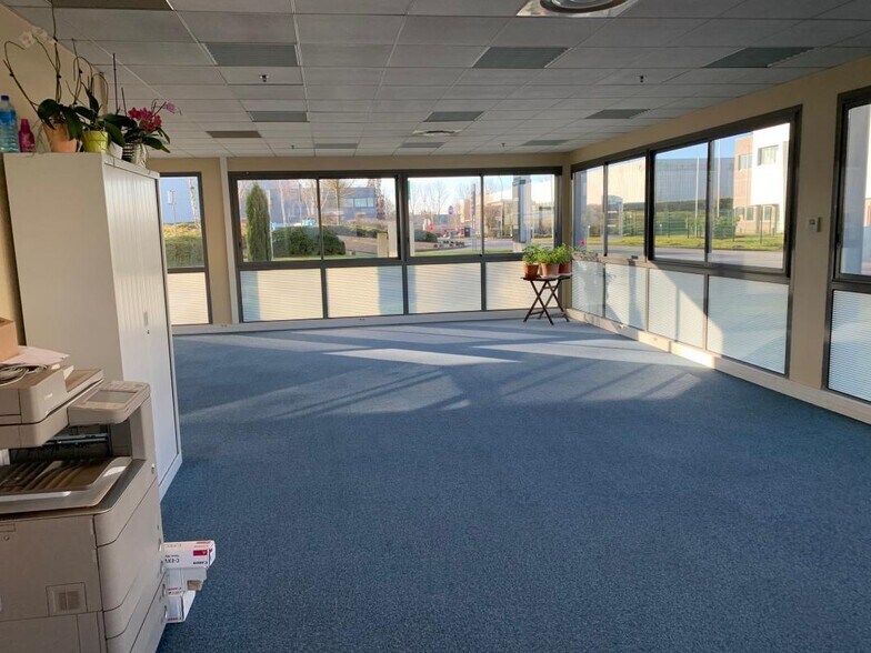 Industrial in Compans for lease - Building Photo - Image 2 of 14