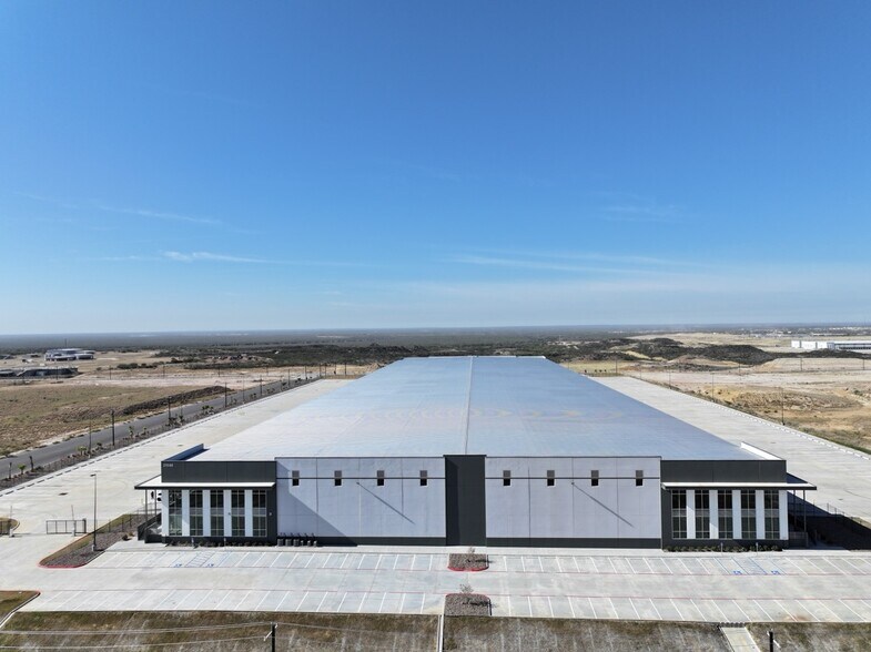 21648 Kraus Lp, Laredo, TX à louer - Photo du bâtiment - Image 2 de 8