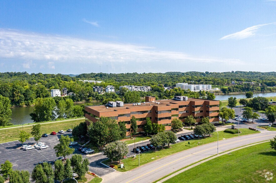 545 Mainstream Dr, Nashville, TN à louer - Photo du bâtiment - Image 3 de 4