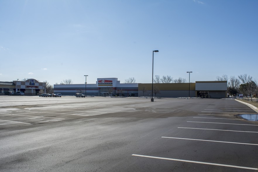 5421-5451 W Saginaw Hwy, Lansing, MI for lease - Building Photo - Image 1 of 7