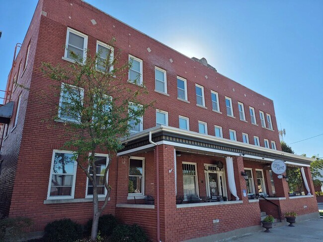 Plus de détails pour 139 W Peoria St, Paola, KS - Bureau/Commerce de détail à louer