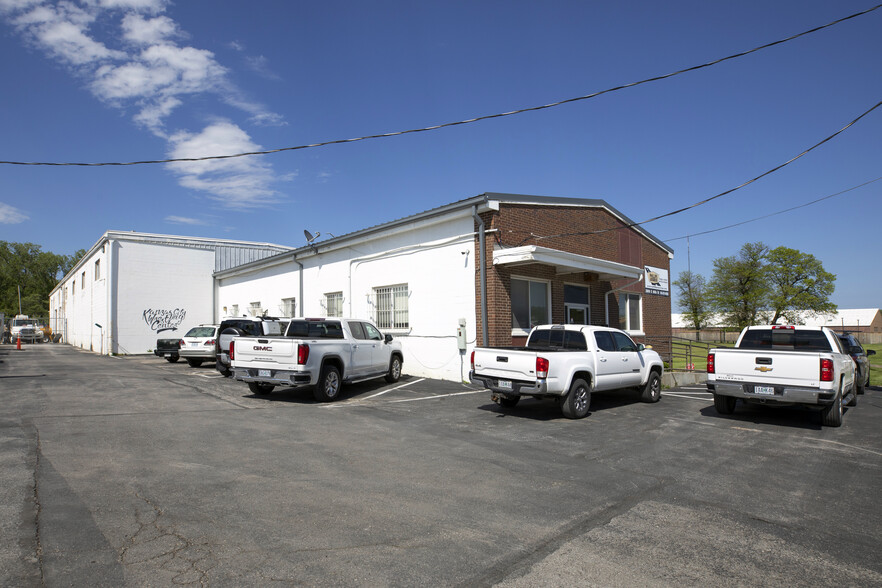 3 Building Industrial Complex for Sale portfolio of 3 properties for sale on LoopNet.ca - Building Photo - Image 3 of 4