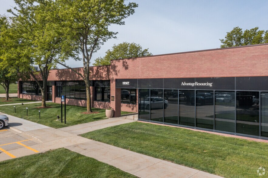 7065 Vista Dr, West Des Moines, IA à louer - Photo du bâtiment - Image 3 de 8