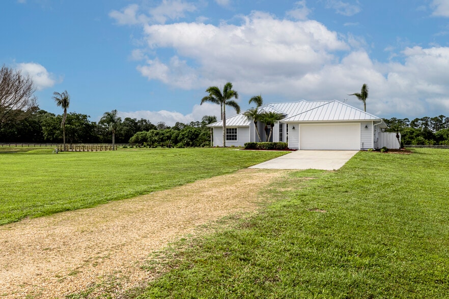 2301 58th Ave SW, Vero Beach, FL à vendre - Photo du bâtiment - Image 3 de 65