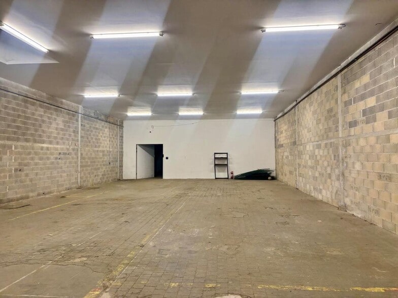 Flex in Marseille for lease - Interior Photo - Image 2 of 12