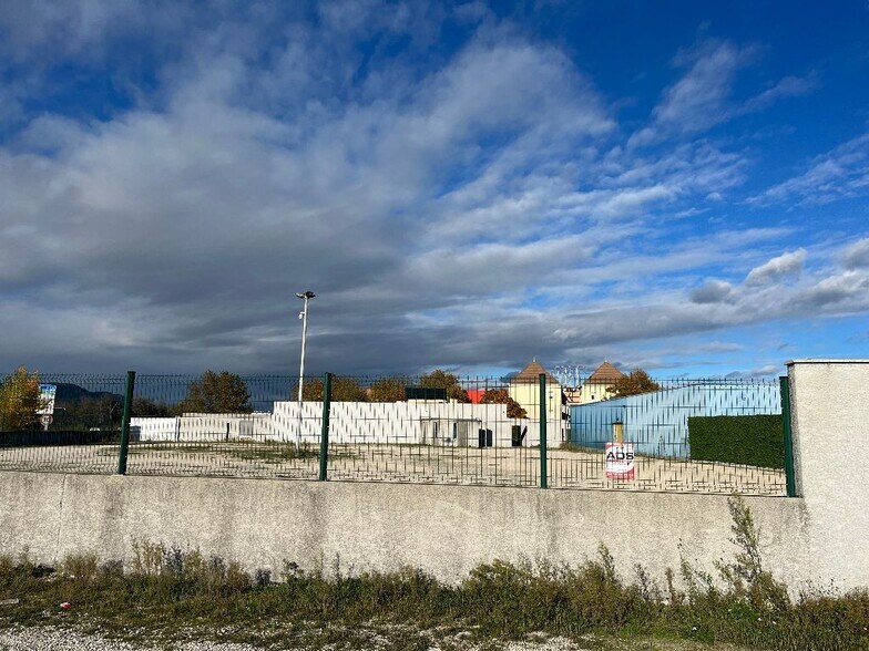300 Rue Seighers, Portes-lès-Valence for sale - Building Photo - Image 2 of 6
