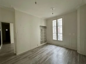 Retail in Paris for lease Interior Photo- Image 2 of 6