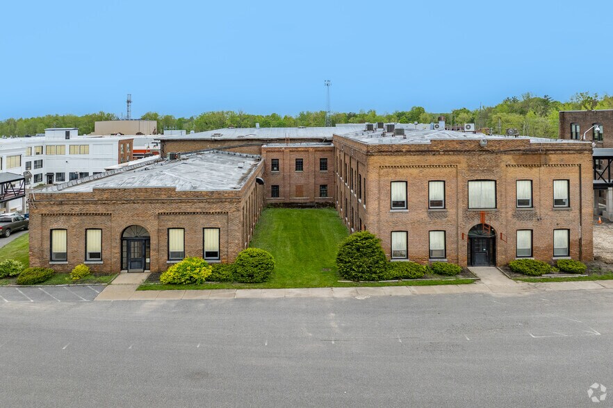 102 E Seneca St, Sherrill, NY à louer - Photo du bâtiment - Image 3 de 9