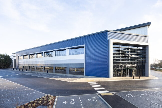 Plus de détails pour Fleming Way, Crawley - Industriel à louer