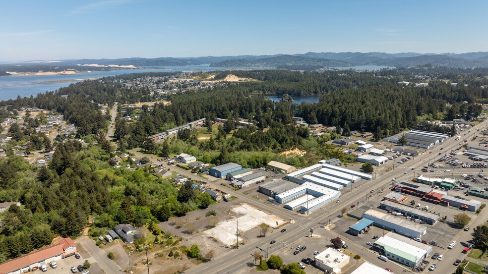 1090 Newmark Ave, Coos Bay, OR à vendre - Photo du bâtiment - Image 3 de 34