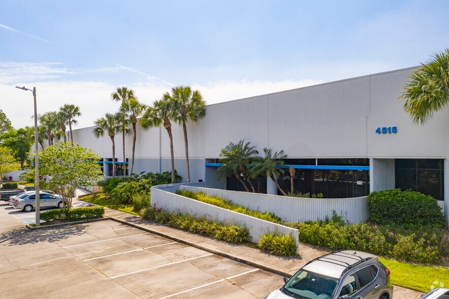 8402 Laurel Fair Cir, Tampa, FL à louer - Photo du bâtiment - Image 3 de 7