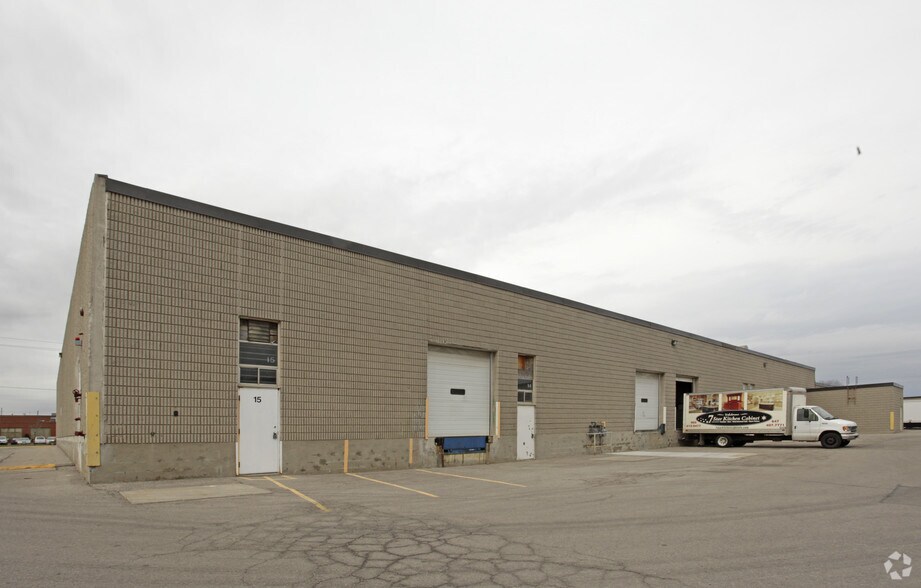 2470 Lucknow Dr, Mississauga, ON à louer - Photo du bâtiment - Image 2 de 2