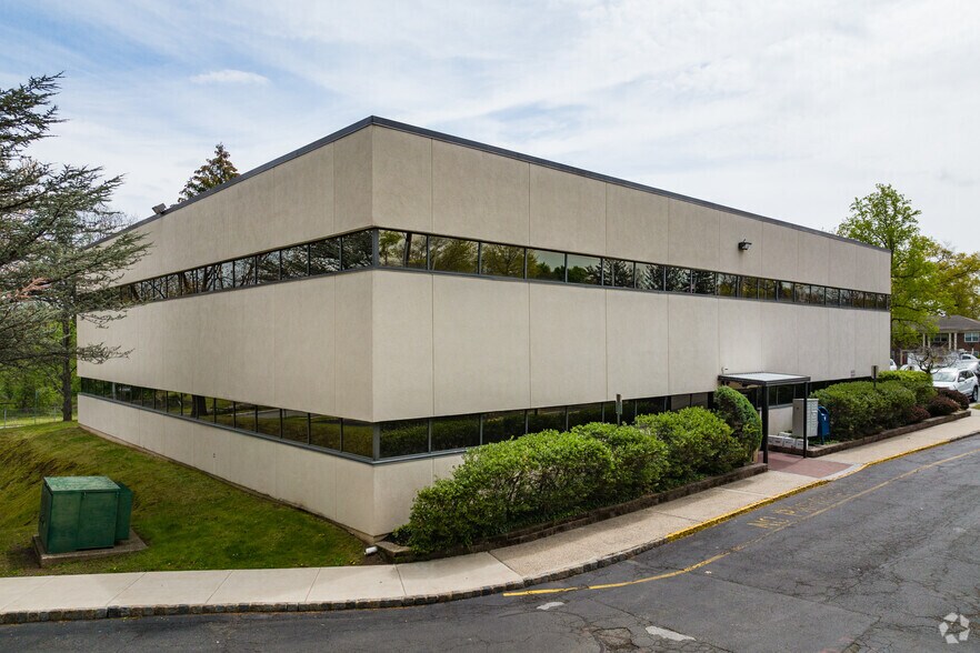 81 Northfield Ave, West Orange, NJ à louer - Photo du bâtiment - Image 2 de 7