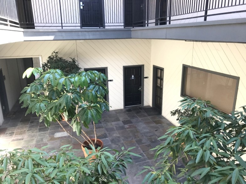 5011 Argosy Ave, Huntington Beach, CA à vendre - Photo du bâtiment - Image 3 de 11