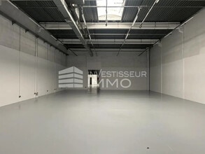 Flex in Éragny for lease Interior Photo- Image 1 of 7