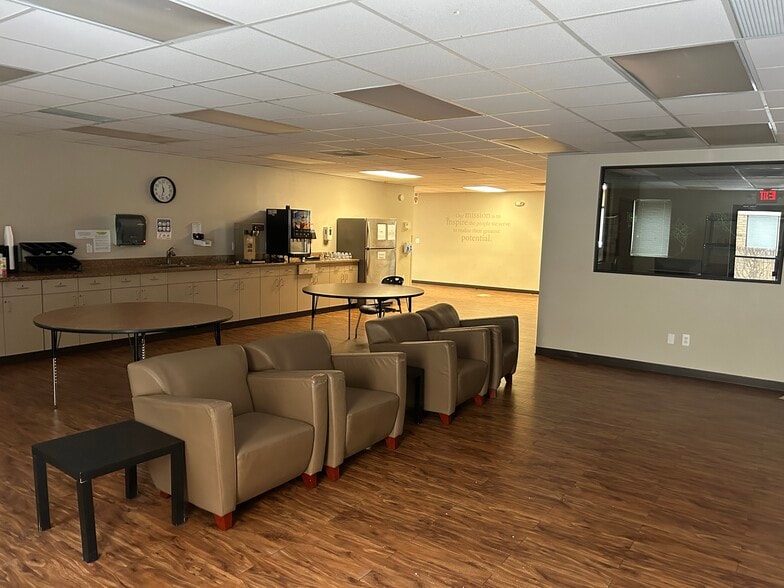 28511 Orchard Lake Rd, Farmington Hills, MI for lease - Interior Photo - Image 3 of 10