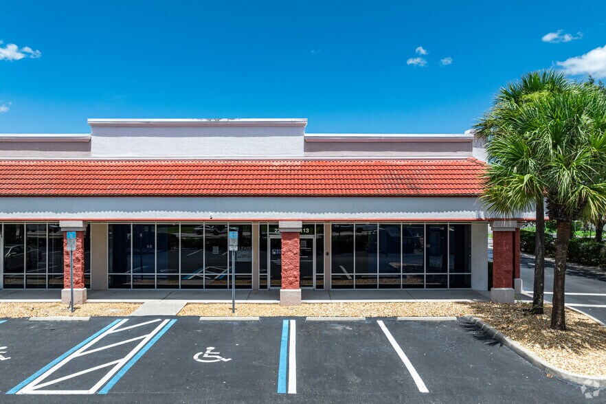 2251 Pine Ridge Rd, Naples, FL à louer - Photo du bâtiment - Image 3 de 16