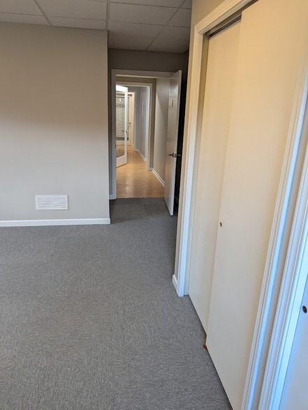2524 Woodmeadow Dr SE, Grand Rapids, MI for lease - Building Photo - Image 3 of 7