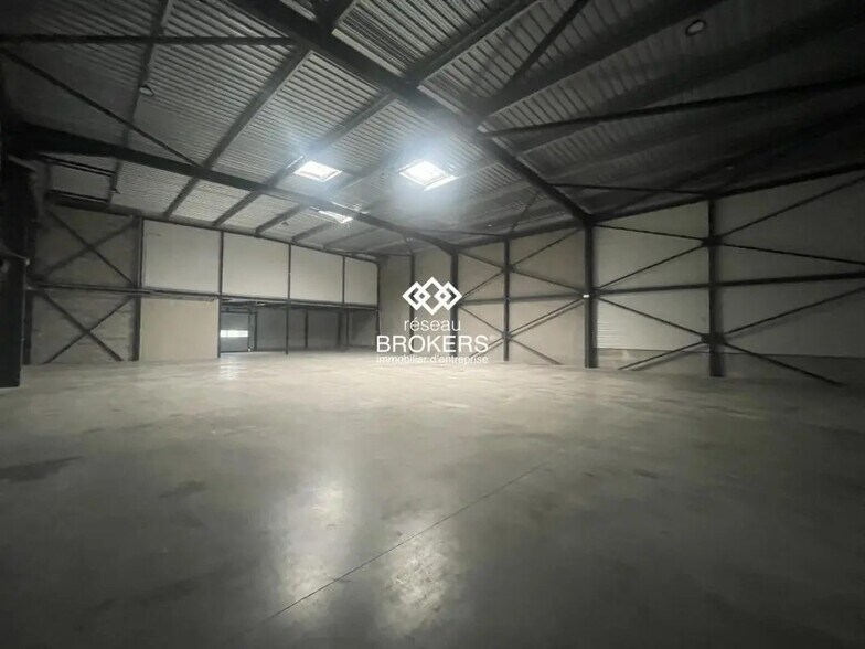 Industrial in Aix-en-Provence for lease - Interior Photo - Image 2 of 8