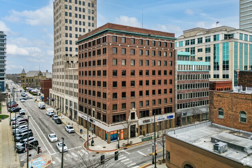 Courtside & Murphy portefeuille de 2 propriétés à vendre sur LoopNet.ca - Photo principale - Image 1 de 2