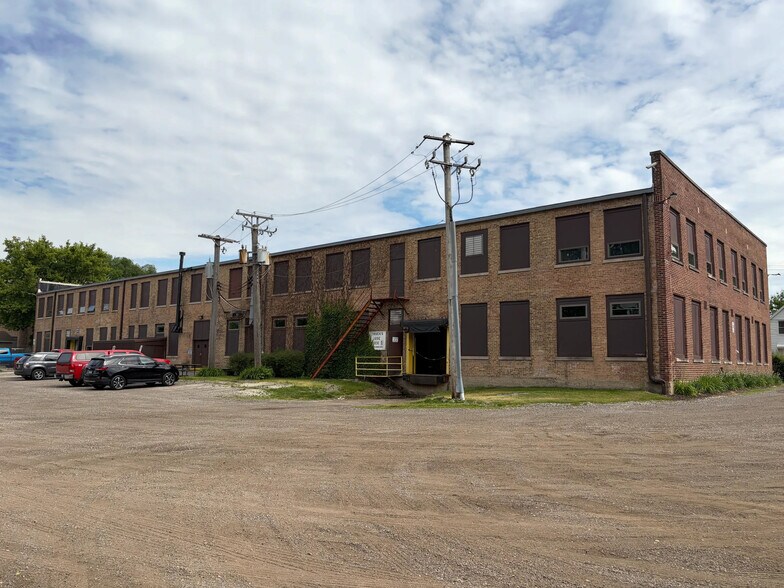 932 E Benton St, Aurora, IL à vendre - Photo du bâtiment - Image 2 de 3