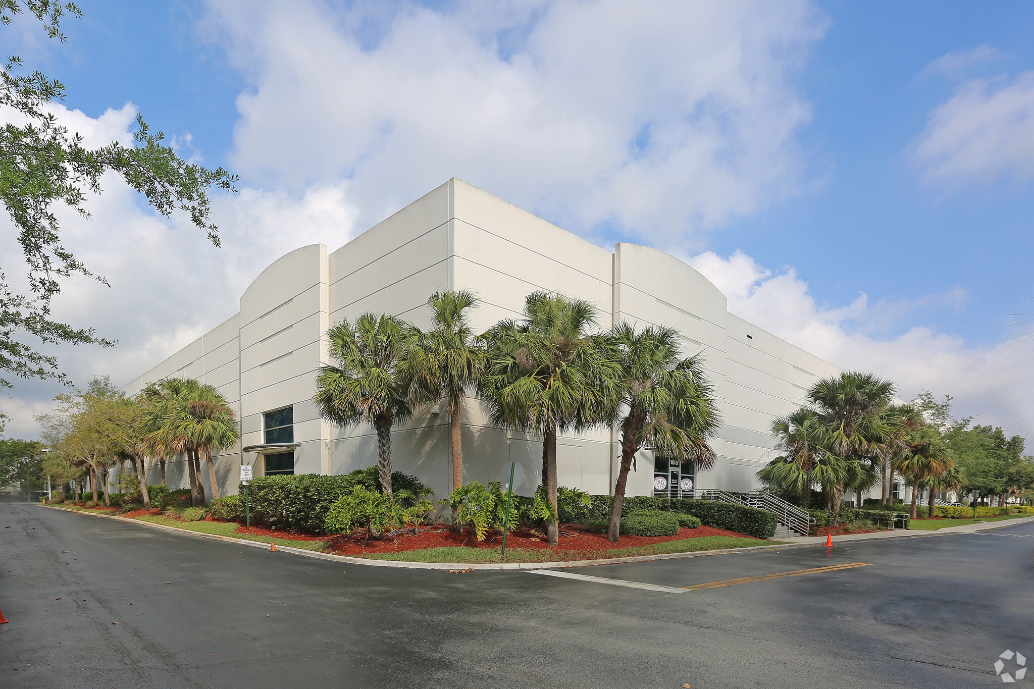 1951 N Commerce Pky, Weston, FL for lease Building Photo- Image 1 of 5