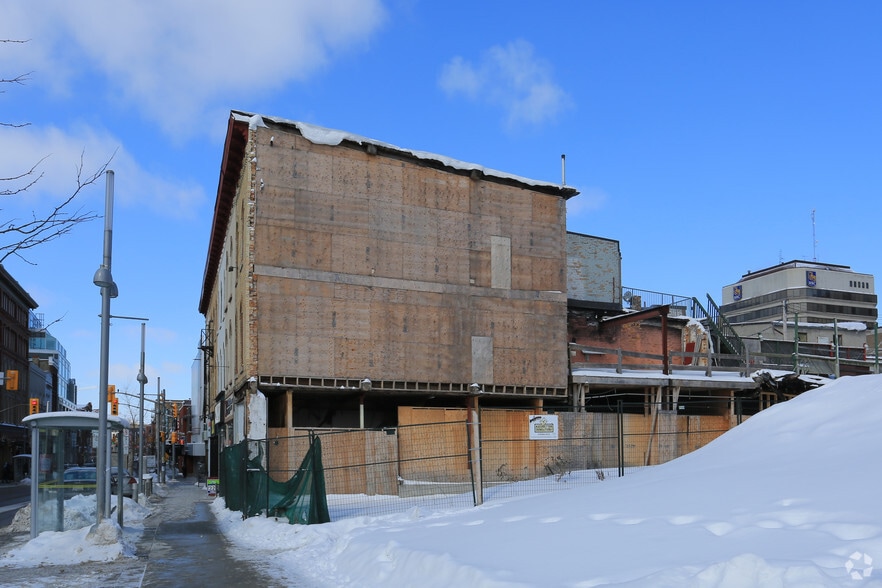 1 Queen St N, Kitchener, ON à louer - Photo du bâtiment - Image 2 de 6