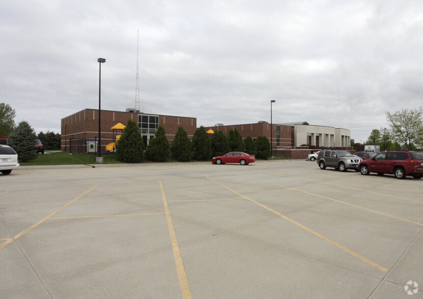 5225 S 16th St, Lincoln, NE à louer - Photo principale - Image 1 de 12