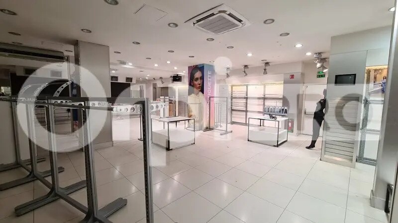 Retail in Montluçon for lease - Interior Photo - Image 2 of 10