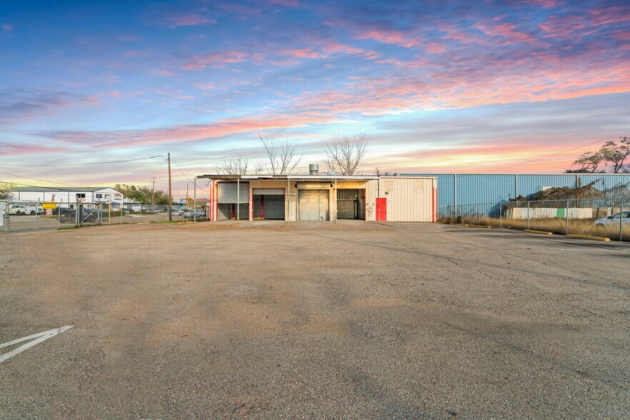 5102 Spencer Hwy, Pasadena, TX à louer - Photo du bâtiment - Image 1 de 15