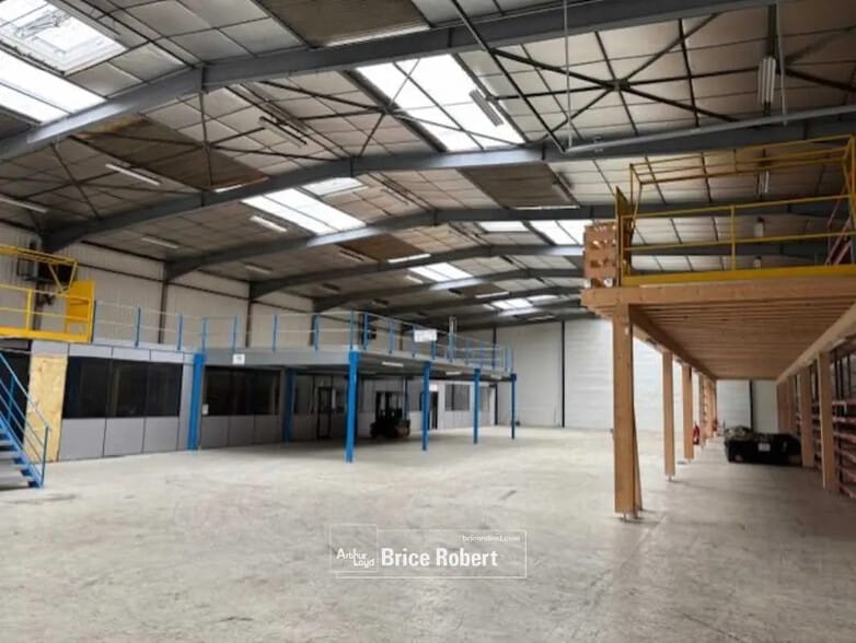 Flex in Irigny for lease - Interior Photo - Image 3 of 6