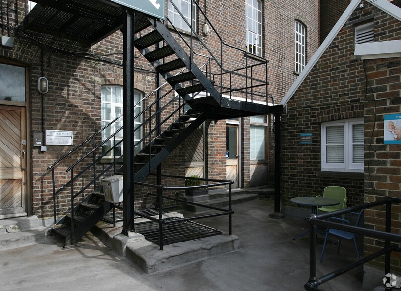 45 London Rd, East Grinstead for lease - Building Photo - Image 3 of 6