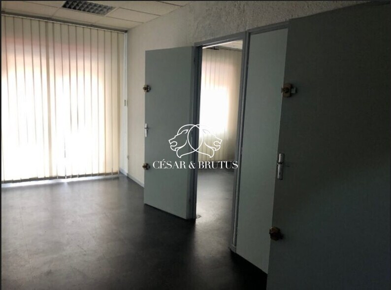 Retail in Lyon for lease - Interior Photo - Image 3 of 10