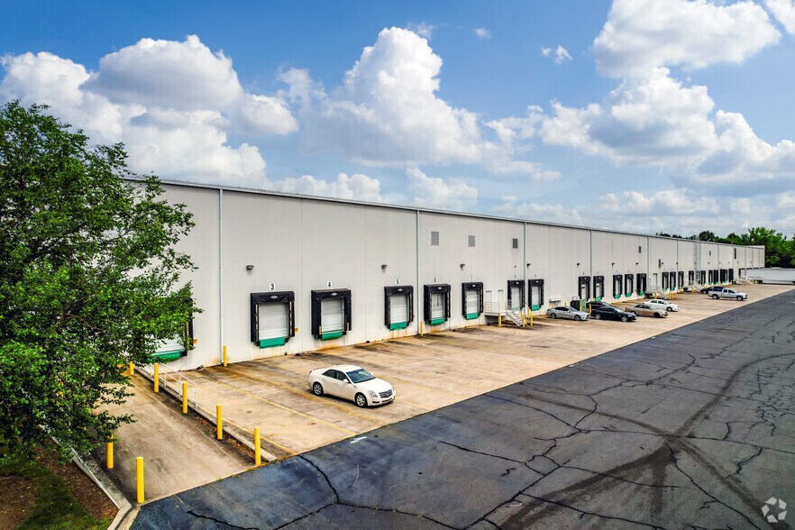 13327 Carowinds Blvd, Charlotte, NC à louer - Photo du bâtiment - Image 3 de 6