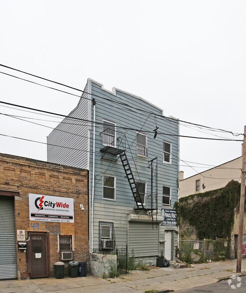 51 Bartlett St, Brooklyn, NY à louer - Photo du bâtiment - Image 2 de 8
