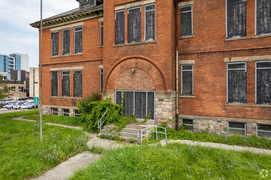 47700 Woodward Ave, Pontiac, MI à louer - Photo du bâtiment - Image 3 de 7
