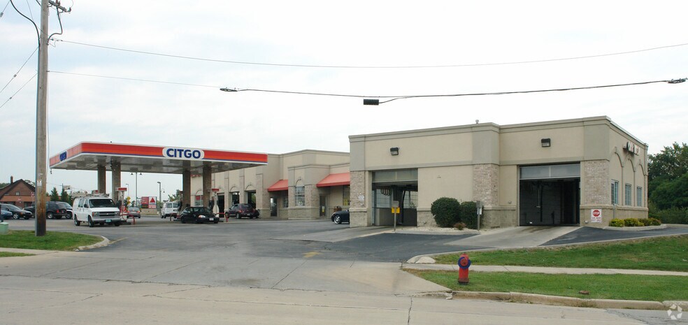 8333 W Layton Ave, Milwaukee, WI for lease - Building Photo - Image 1 of 4