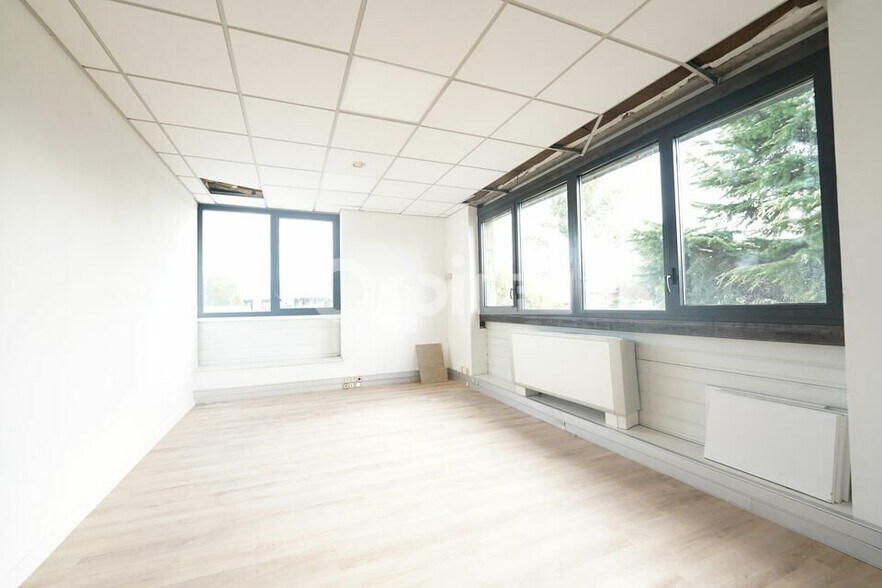 Office in Saint-Quentin-Fallavier for lease - Interior Photo - Image 1 of 7