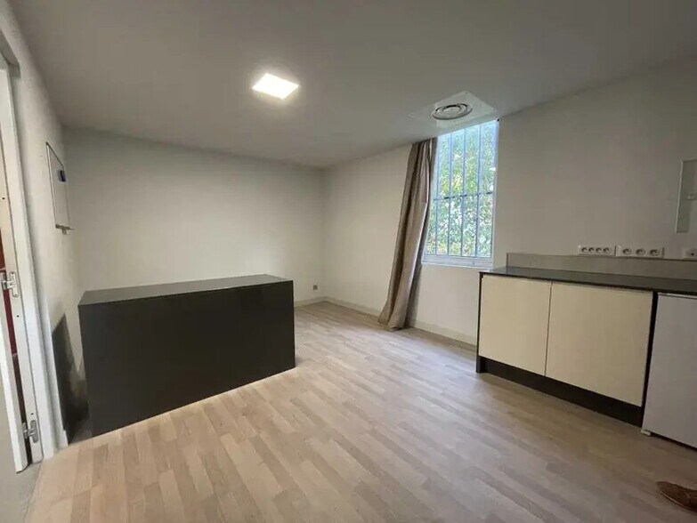 Flex in Vitrolles for lease - Interior Photo - Image 2 of 2