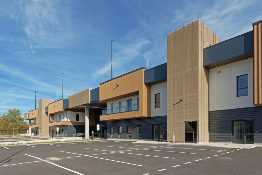 2 Avenue Denis Diderot, Élancourt à louer - Photo du bâtiment - Image 3 de 14