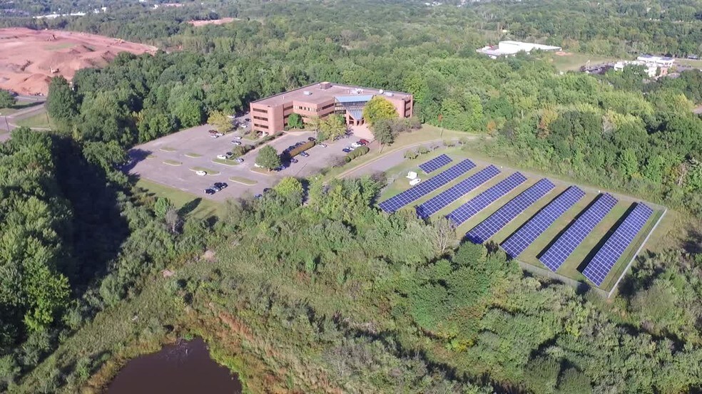 100 Roscommon Dr, Middletown, CT à louer - Vidéo sur l’inscription commerciale - Image 2 de 7