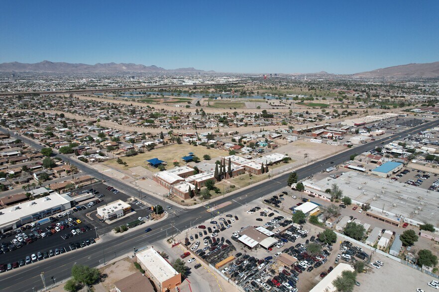 7090 Alameda Ave, El Paso, TX à louer - Photo du bâtiment - Image 2 de 14