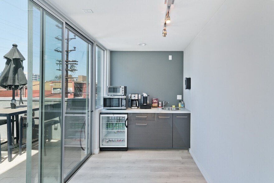 2332 Cotner Ave, Los Angeles, CA à louer - Photo intérieure - Image 3 de 107