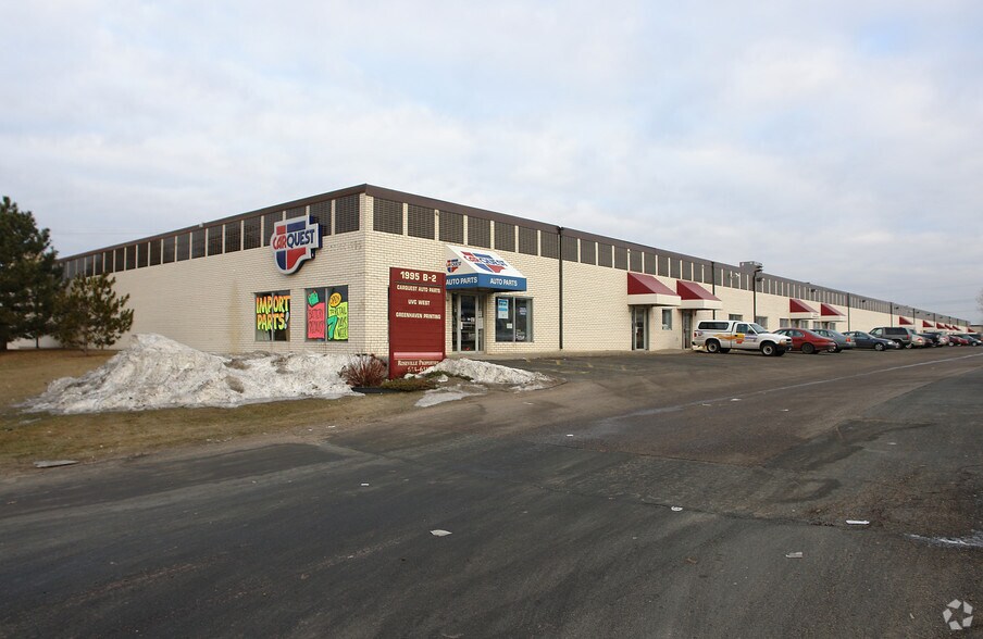1995 W County Road B2, Roseville, MN for lease - Primary Photo - Image 1 of 6
