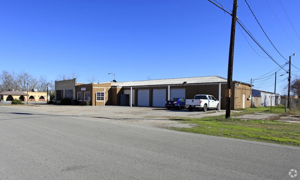 621 W Main St, La Porte, TX for lease - Primary Photo - Image 1 of 52