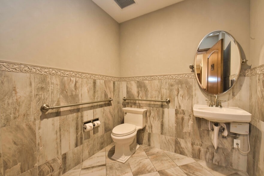 330 Forest Ave, Locust Valley, NY for lease - Interior Photo - Image 3 of 15