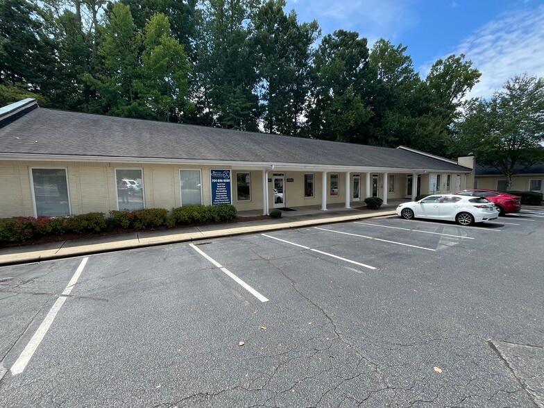 9710-9718 Sam Furr Rd, Huntersville, NC for lease - Building Photo - Image 1 of 4