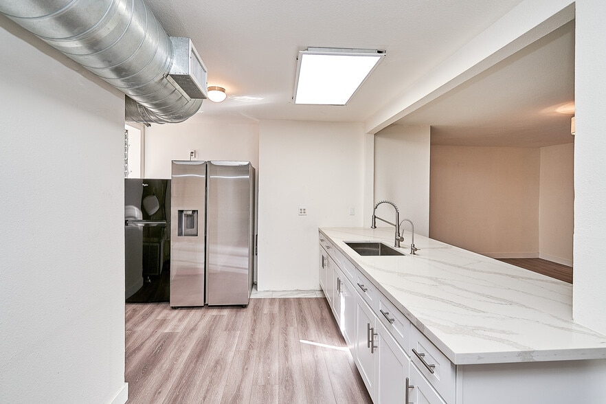 1071 N Fairfax Ave, West Hollywood, CA for lease - Interior Photo - Image 3 of 12