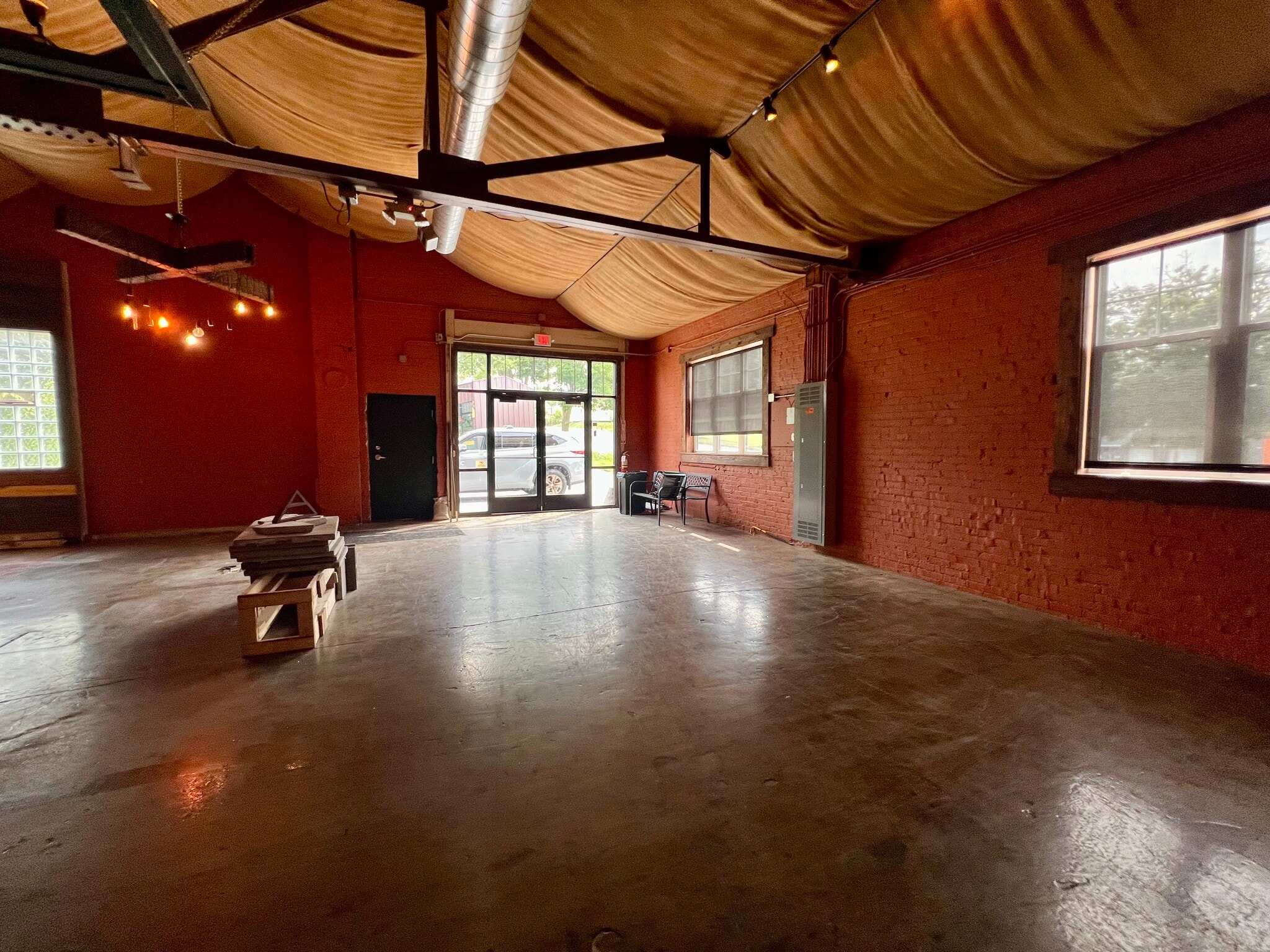 1133 Indiana Ave, Sheboygan, WI for lease Interior Photo- Image 1 of 11