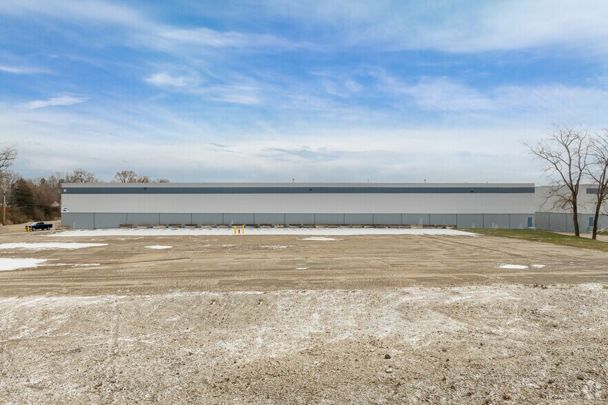 221 S Franklin Rd, Indianapolis, IN à louer - Photo du bâtiment - Image 2 de 20